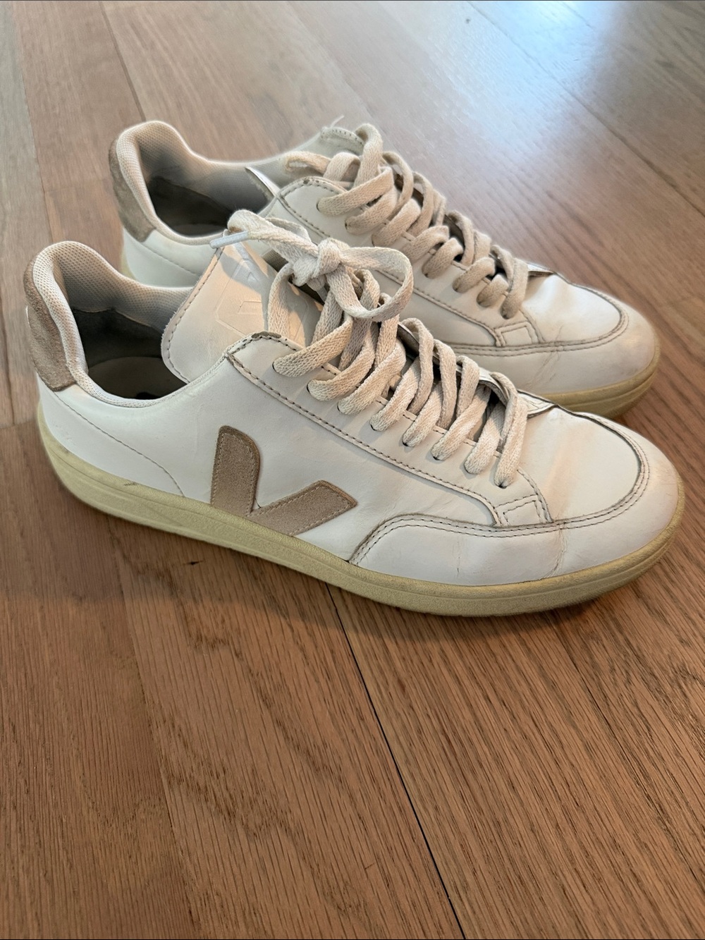 Veja women’s Leather Sneakers in White and Beige